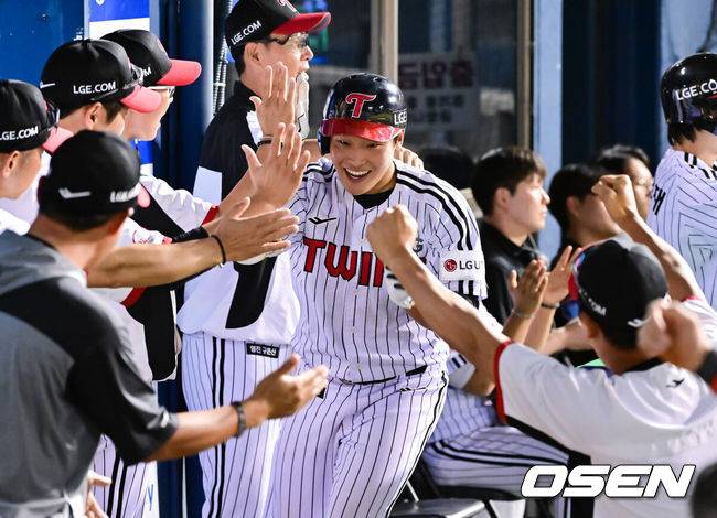 [OSEN=잠실, 박준형 기자] 10일 오후 서울 잠실구장에서 ‘2025 신한 SOL BANK KBO리그’ LG 트윈스와 키움 히어로즈의 경기가 진행됐다. 이날 경기에서 LG는 송승기를, 키움은 알칸타라를 선발투수로 내세웠다.7회말 1사 1루 LG 대타 박관우가 동점 2점 홈런을 날리고 코칭스태프의 축하를 받고 있다.  2025.07.10 /  soul1014@osen.co.kr
