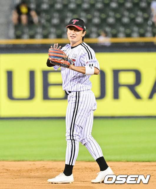 [OSEN=잠실, 박준형 기자] 10일 오후 서울 잠실구장에서 ‘2025 신한 SOL BANK KBO리그’ LG 트윈스와 키움 히어로즈의 경기가 진행됐다. 이날 경기에서 LG는 송승기를, 키움은 알칸타라를 선발투수로 내세웠다.9회초 키움 선두타자 송성문을 송구실책으로 출루 허용한 LG 신민재 2루수가 아쉬워하고 있다. 2025.07.10 /  soul1014@osen.co.kr