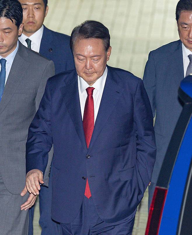 윤석열 전 대통령이 9일 서울중앙지법에서 열린 구속 전 피의자 심문이 끝난 뒤 법원을 떠나고 있다.