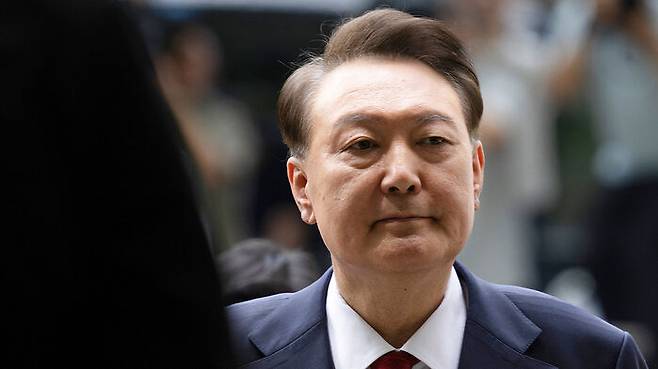 입 굳게 닫은 채 법정으로 향하는 윤석열 전 대통령