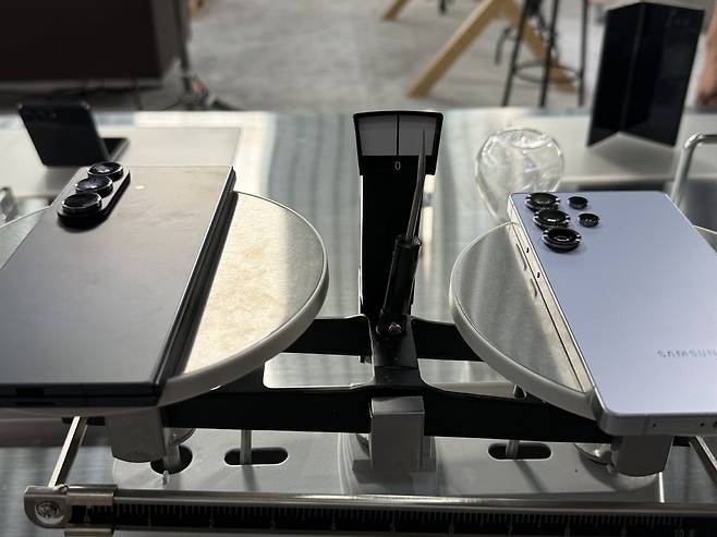 삼성전자는 9일(현지시간) 뉴욕 브루클린 두갈 그린하우스에서 열린 신제품 공개 행사 '갤럭시 언팩 2025'에서 신형 폴더블 스마트폰 갤럭시 Z 폴드7 및 플립7를 전 세계에 소개했다. 양팔저울로 무게 비교 중인 폴드7(왼쪽)와 S28 울트라. 연합뉴스