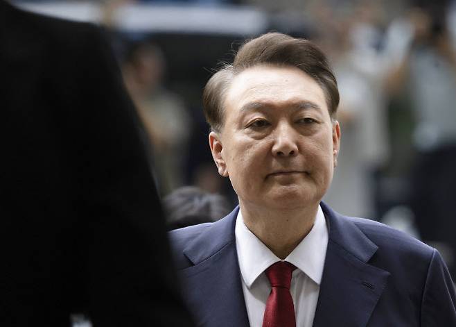윤석열 전 대통령이 지난 9일 서울중앙지법에서 열린 직권남용 등 혐의 영장실질심사(구속 전 피의자 심문)를 마친 뒤 대기 장소인 서울구치소로 이동하기 위해 법원을 나서고 있다. 연합뉴스