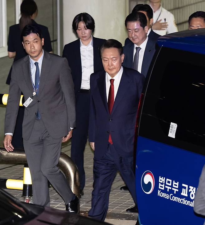 윤석열 전 대통령이 9일 서울 서초구 서울중앙지법에서 열린 직권남용 등 혐의 영장실질심사(구속 전 피의자 심문)를 마친 뒤 대기 장소인 서울구치소로 이동하기 위해 법원을 나서고 있다. 12·3 비상계엄 사태의 '정점'으로 조은석 특별검사가 이끄는 내란 특검팀에 구속영장이 청구된 윤 전 대통령은 지난 1월 18일 내란우두머리 등 혐의 영장실질심사를 받은 지 172일 만에 재구속 기로에 서게 됐다. 뉴시스