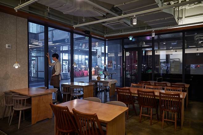 자영업자의 76.8%가 올해 상반기 매출이 지난해보다 감소한 것으로 조사됐다. 원자잿값과 인건비 상승,&nbsp;대출 상환 원리금 부담 등을 호소했다.&nbsp;게티이미지뱅크