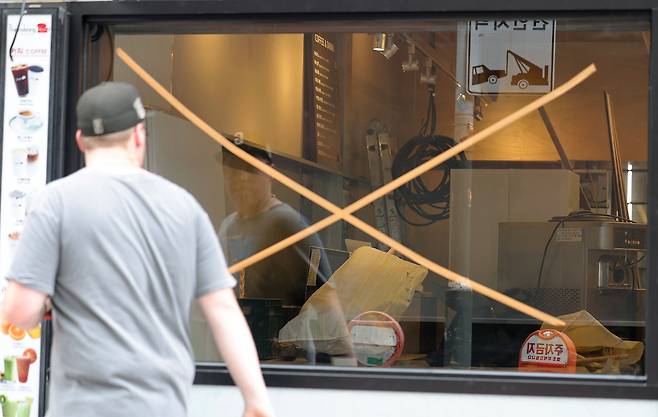 자영업자 10명 중 4명은 3년 내 폐업을 고려하고 있었다. 사진은 서울 중구 명동 거리의 비어 있는 한 점포. 연합뉴스