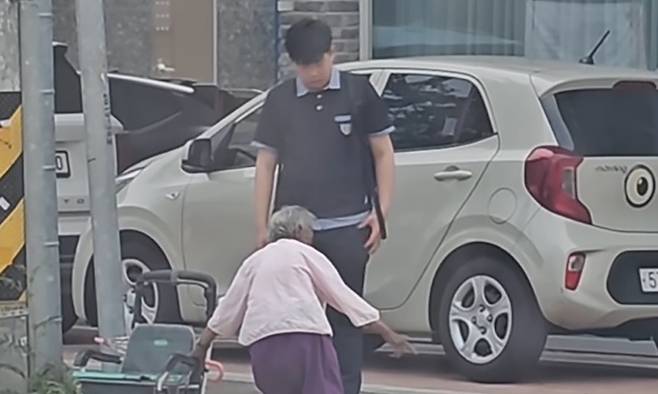 지난 7일 동두천중 남학생이 노점에서 농작물을 파는 할머니와 대화하는 모습. SNS 캡쳐