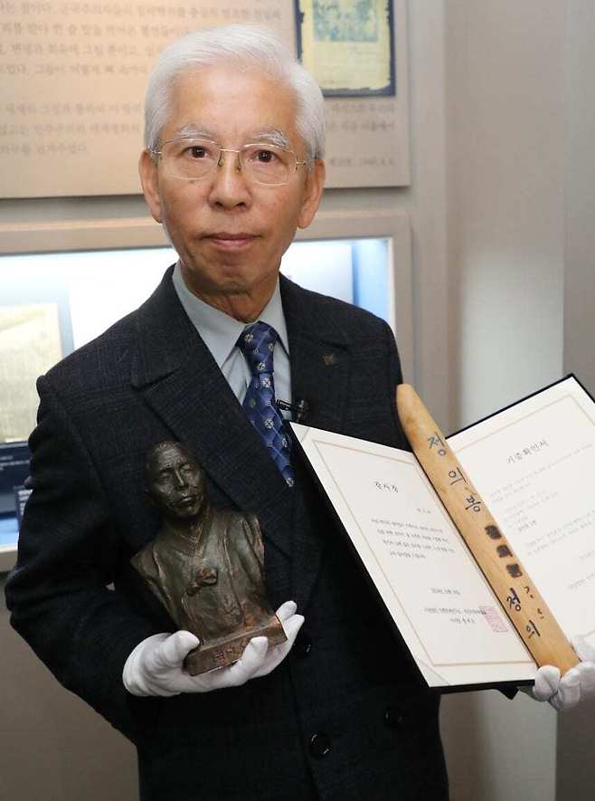 2018년 서울 용산구 식민지역사박물관에서 '정의봉'을 기증하며 기념촬영한 고(故) 박기서 씨. 박 씨는 김구 선생 암살범 안두희를 응징한 인물이다. 연합뉴스