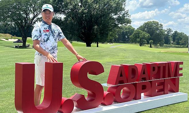 발달장애 골퍼 이승민이 10일 미국 메릴랜드주 록빌 우드먼트 컨트리클럽 사우스 코스(파72)에서 열린 제4회 US어댑티브 오픈 최종라운드를 마친 뒤 기념촬영을 하고 있다. 볼미디어 제공