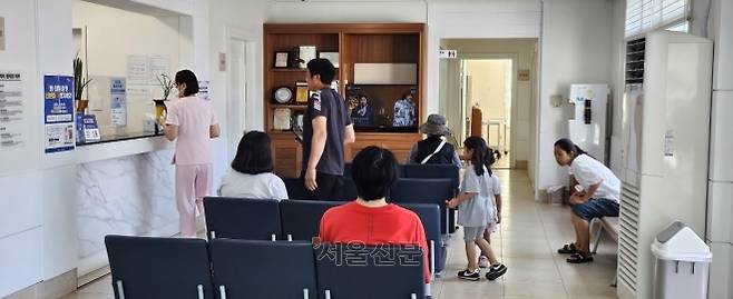 제주 서귀포시 일차의료기관이라 할 수 있는 안덕의원에서 환자들이 진료를 보기 위해 기다리고 있다.  제주 강동삼 기자