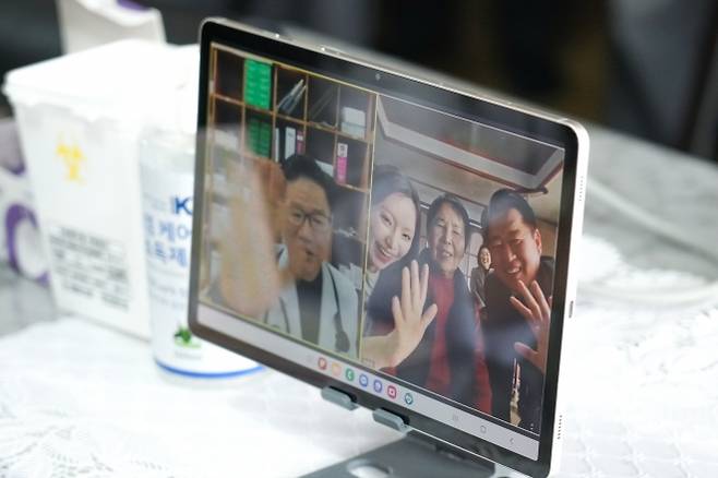 오영훈(화면 오른쪽) 제주지사와 서귀포시 서광동보건진료소 오유진 소장이 환자의 혈압과 혈당을 측정하고, 안덕의원 김상길(화면 왼쪽) 원장으로부터 화상 모니터를 통해 원격 협진을 받고 있다. 제주도 제공