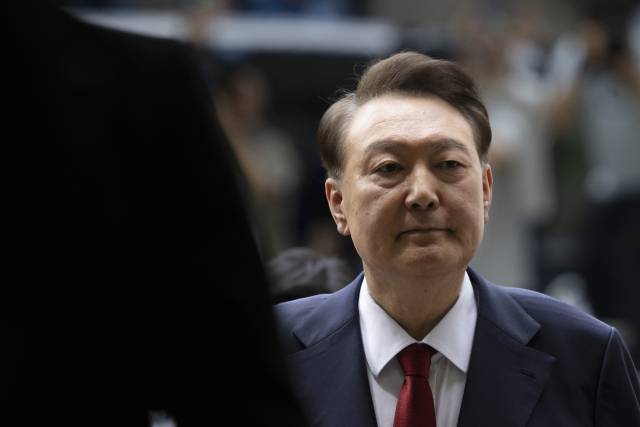 윤석열 전 대통령이 9일 오후 구속 전 피의자 심문(영장실질심사)을 받기 위해 서울 서초구 서울중앙지방법원으로 들어서고 있다. 사진공동취재