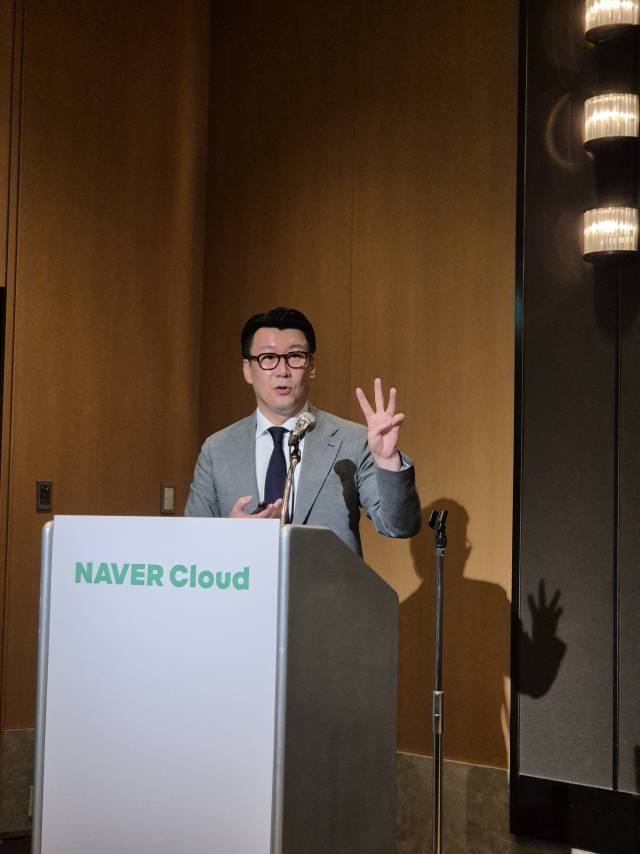 시마오카 타케시 라인웍스 코퍼레이션 대표가 9일 일본 오사카 한 호텔에서 열린 ‘라인웍스 일본 출시 10주년’ 기자간담회에서 사업 전략을 소개하고 있다. 오사카=김성태 기자