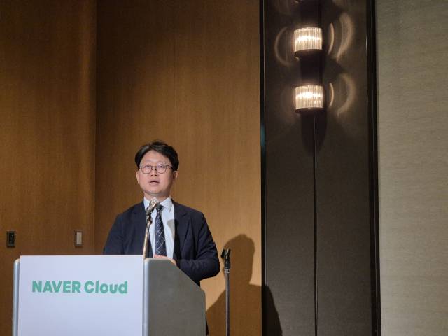 김동회 네이버클라우드 AI 솔루션 클로바 케어콜 JP 이사가 9일 일본 오사카 한 호텔에서 열린 ‘라인웍스 일본 출시 10주년’ 기자간담회에서 사업 전략을 소개하고 있다. 오사카=김성태 기자