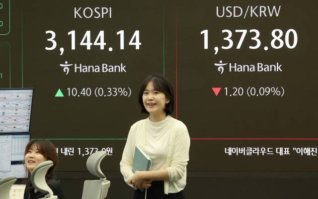 10일 오전 서울 중구 하나은행 딜링룸 전광판에 개장 시황이 나오고 있다. 이날 코스피는 전 거래일 대비 10.40포인트(0.33%) 오른 3144.14로 개장, 연고점을 재차 경신했다. 뉴스1