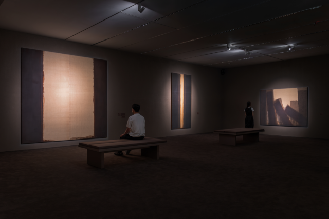 윤형근의 작품 세계를 집중 조망한 '작가의 방'의 모습. 왼쪽으로 작가의 대표작 ‘청다색 86-29’가 보인다. 전시 공간에는 작품과 공명하는 정재일의 음악이 흐르며 관람객의 몰입을 돕는다. /자료=MMCA