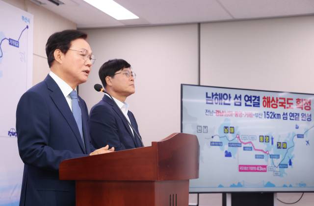 박완수 경남도지사가 10일 경남도청에서 남해안 섬 연결 해상국도 사업과 관련해 브리핑을 하고 있다. 사진 제공=경남도