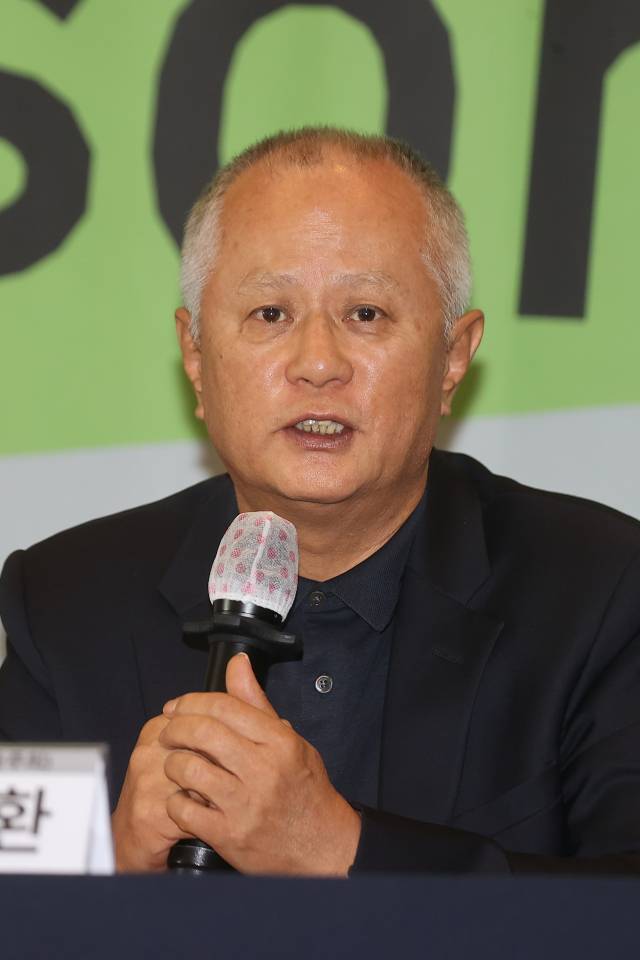 배우 송승환이 9일 서울 중구 프레스센터에서 열린 국립극장 레퍼토리시즌 2025-2026 기자간담회에 참석해 인사말을 하고 있다. 연합뉴스