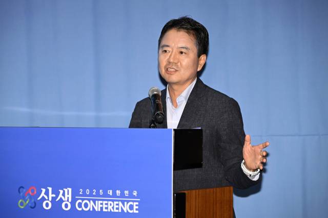 정윤찬 삼성전자 상생협력팀장(상무)이 10일 서울 중구 신라호텔에서 열린 ‘2025 대한민국 상생 컨퍼런스’에서 ‘스마트공장 구축 지원 사업을 통한 중소기업 R&D 지원’을 주제로 사례 발표를 하고 있다. 조태형 기자