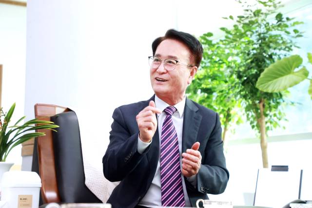 박동식 사천시장이 10일 사천시청에서 진행된 서울경제신문과의 인터뷰에서 시의 미래 비전에 대해 이야기하고 있다. 사진제공=사천시