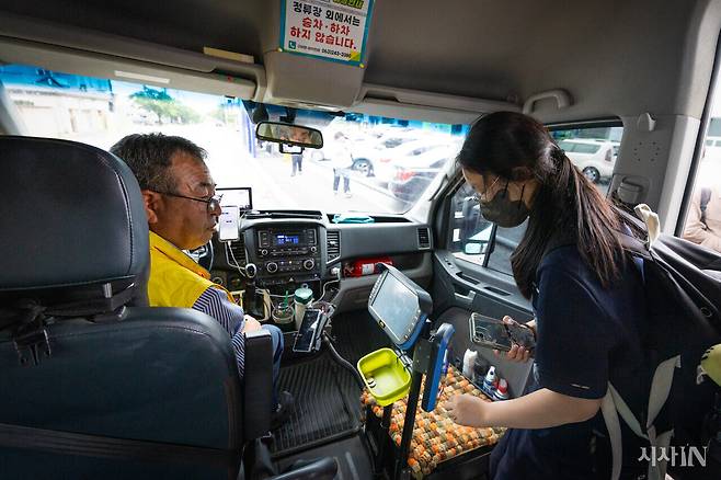 구이중학교 학생이 하교하기 위해 행복 콜버스에 승차하는 모습. ⓒ시사IN 신선영