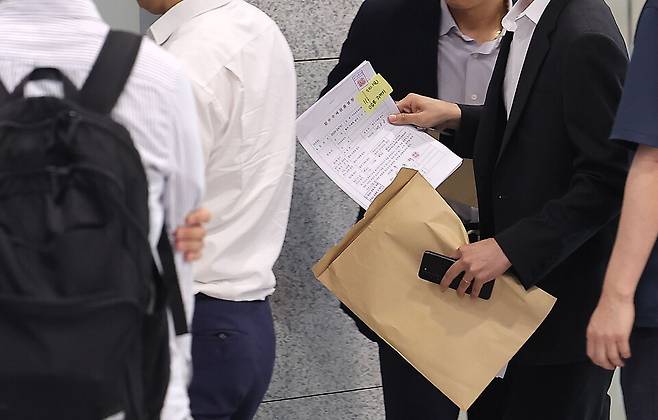 해병대 채 상병 사건 수사방해 의혹을 수사하는 이명현 순직해병특검팀이 수사외압 의혹의 단초가 된 'VIP 격노설' 수사를 위해 10일 서울 용산구 국방부 청사에 도착, 압수수색에 나서고 있다. ⓒ연합뉴스