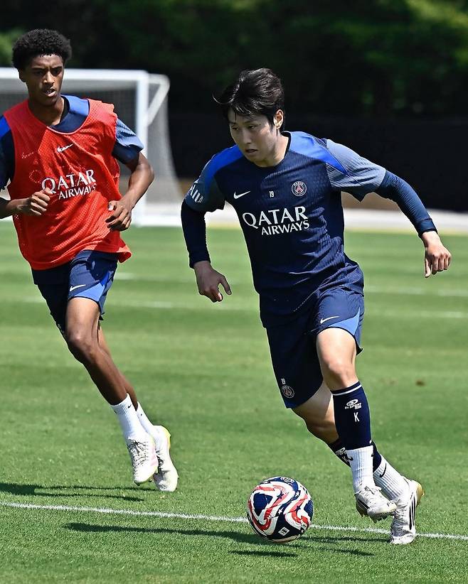 PSG 이강인(오른쪽)이 클럽월드컵 4강전을 앞두고 진행된 팀 훈련에서 드리블을 하고 있다. 사진출처|PSG 페이스북