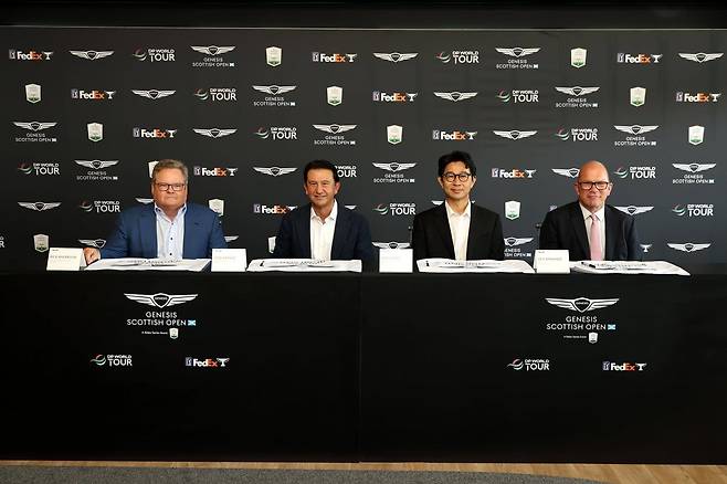 PGA 투어 최고 커머셜 책임자 릭 앤더슨, 현대차 대표이사 호세 무뇨스 사장, 제네시스사업본부장 송민규 부사장, DP 월드투어 최고경영자 가이 키닝스(왼쪽부터)가 후원 연장 계약에 서명한 뒤  포즈를 취하고 있다. 사진제공 | PGA 투어