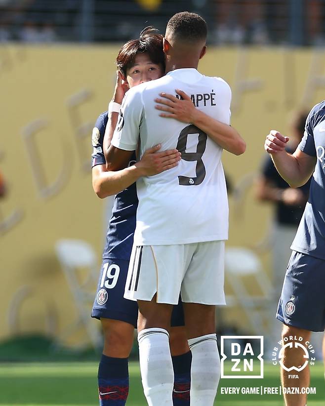 PSG 이강인(뒤)과 레알 마드리드 킬리안 음바페가 10일(한국시간) 미국 뉴저지주 이스트러더퍼드의 메트라이프 스타디움에서 열린 클럽월드컵 준결승이 끝난 뒤 포옹하고 있다. 사진출처｜클럽월드컵 페이스북