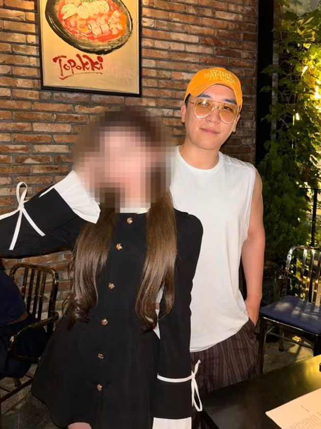 승리가 한 여성과 사진을 찍고 있다.  SNS 캡처