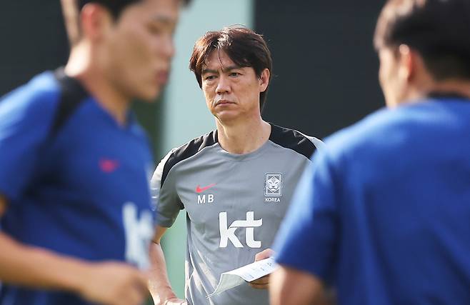 2025년 동아시아축구연맹(EAFF) E-1 챔피언십(동아시안컵)을 앞둔 축구 국가대표팀 홍명보 감독이 3일 경기도 성남시 중원구 성남종합운동장에서 훈련하는 선수들을 지켜보고 있다. 연합뉴스