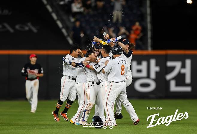 한화 문현빈이 10일 대전 KIA전에서 9회말 끝내기 안타를 날린 뒤 동료들의 축하를 받고 있다. 한화이글스 제공