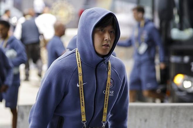 ▲ 이강인은 로빙 패스로 하키미를 향해 공간을 절묘하게 찔러주었다. 하키미는 정확한 크로스를 올렸고, 바르콜라의 터치 이후 하무스가 마무리 슈팅으로 네 번째 골을 완성했다. BBC는 이 장면에 대해 “PSG의 패스, 속도, 압박을 어느 팀도 감당할 수 없다”고 평가했다. ⓒ연합뉴스/EPA