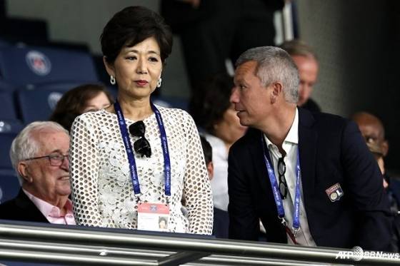 미셸 강(왼쪽)이 올림피크 페미냉 경기를 지켜보고 있다. /AFPBBNews=뉴스1