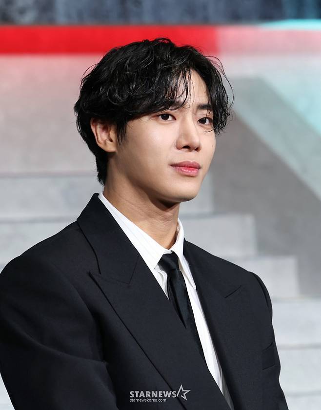 (서울=뉴스1) 권현진 기자 = 배우 추영우가 5일 오전 서울 중구 장충로 앰버서더 서울 풀만 호텔에서 열린 넷플릭스 '광장' 제작발표회에 참석해 포즈를 취하고 있다.  ‘광장’은 스스로 아킬레스건을 자르고 광장 세계를 떠났던 남기준(소지섭)이 조직의 2인자였던 동생 남기석(이준혁)의 죽음으로 11년 만에 돌아와 복수를 위해 그 배후를 파헤치는 누아르 액션으로 오는 6일 첫 공개 예정이다. 2025.6.5/뉴스1  Copyright (C) 뉴스1. All rights reserved. 무단 전재 및 재배포,  AI학습 이용 금지. /사진=(서울=뉴스1) 권현진 기자