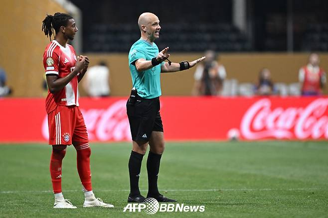 2025 국제축구연맹(FIFA) 클럽 월드컵에서 파리 생제르맹과 바이에른 뮌헨의 경기에서 주심이 VAR 판독 이후 직접 설명하고 있다. /AFPBBNews=뉴스1