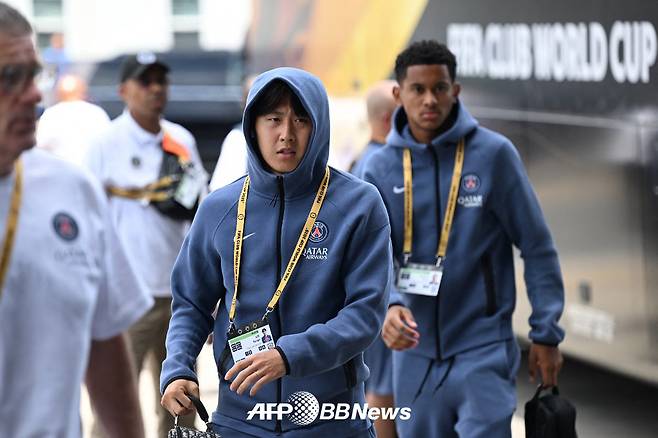 파리 생제르맹 이강인이 10일(한국시간) 미국 뉴저지주 이스트 러더퍼드의 메트라이프 스타디움에서 열린 2025 국제축구연맹(FIFA) 클럽 월드컵 준결승(4강) 레알 마드리드전을 앞두고 경기장으로 향하고 있다. /AFPBBNews=뉴스1