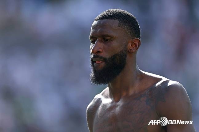 안토니오 뤼디거가 10일 미국 뉴저지주 이스트 러더퍼드의 메트라이프 스타디움에서 열린 PSG 대 레알 마드리드의 '2025 국제축구연맹(FIFA) 클럽 월드컵' 4강전에서 패한 뒤 아쉬운 표정을 짓고 있다. /AFPBBNews=뉴스1