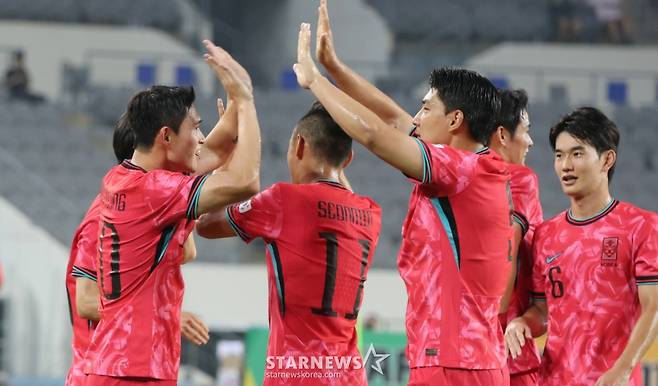 2025 동아시아축구연맹(EAFF) E-1 풋볼 챔피언십(동아시안컵) 한국-중국전이 7일 경기도  용인미르스타디움에서 열렸다.  대한민국  이동경이 첫 골을 터뜨린 후 동료들과 기쁨을 나누고 있다. /사진=김진경 대기자