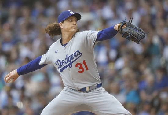 LA 다저스 타일러 글래스나우가 10일(한국시간) 미국 위스콘신주 밀워키 아메리칸 패밀리 필드에서 열린 2025 미국 메이저리그(MLB) 밀워키 브루어스와의 원정경기에 선발 등판해 5이닝 2피안타 3볼넷 5탈삼진 1실점(비자책점)을 기록했다. 연합뉴스