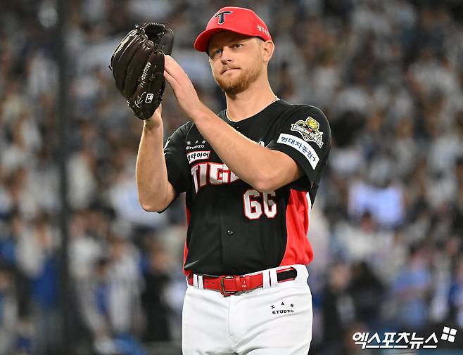 지난해 10월 25일 오후 대구삼성라이온즈파크에서 열린 '2024 신한 SOL Bank KBO 한국시리즈' KIA 타이거즈와 삼성 라이온즈의 3차전 경기, 6회말 무사 1루 KIA 선발투수 라우어가 마운드를 내려가고 있다. 엑스포츠뉴스 DB