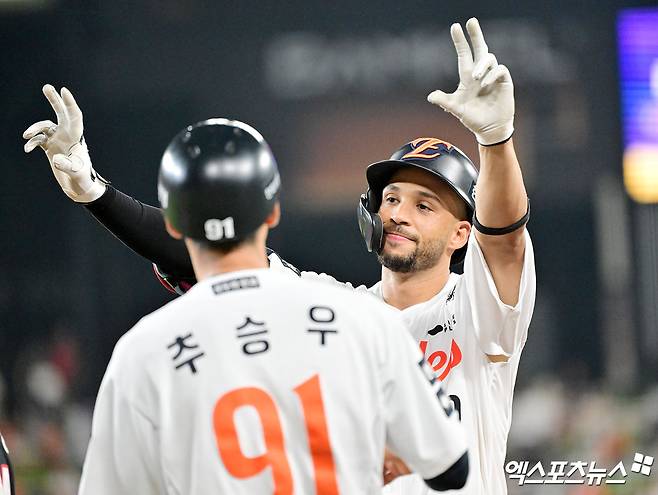 8일 오후 대전 한화생명 볼파크에서 열린 '2025 신한 SOL Bank KBO리그' KIA 타이거즈와 한화 이글스의 경기, 5회말 2사 1,2루 한화 리베라토가 1타점 적시타를 날리고 있다. 대전, 김한준 기자