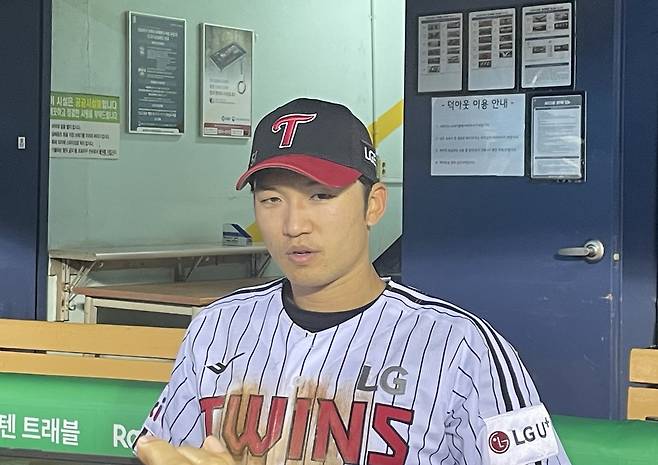 LG 트윈스 박해민이 9일 서울 잠실야구장에서 열린 2025 신한 SOL 뱅크 KBO리그 키움 히어로즈와의 홈경기 승리 후 취재진의 인터뷰에 응하고 있다. 엑스포츠뉴스 잠실, 김유민 기자