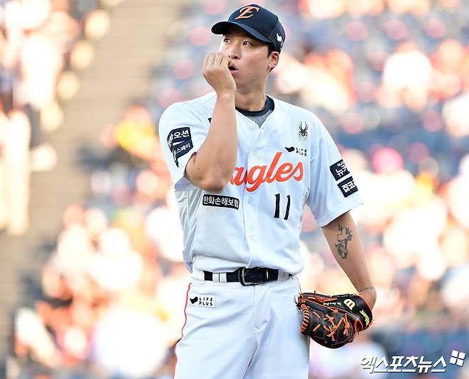 9일 오후 대전 한화생명 볼파크에서 열린 '2025 신한 SOL Bank KBO리그' KIA 타이거즈와 한화 이글스의 경기, 1회초 한화 선발투수 엄상백이 투구 준비를 하고 있다. 엑스포츠뉴스DB