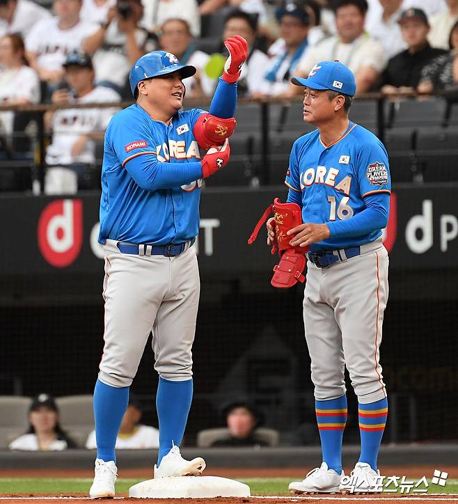 지난해 7월 일본 훗카이도 에스콘필드에서 열렸던 한일 레전드 매치에 참가했던 김태균(왼쪽)과 안경현. 사진 엑스포츠뉴스 DB