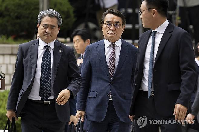 영장실질심사 출석하는 윤석열 전 대통령 변호인단 (서울=연합뉴스) 윤석열 전 대통령 변호인단이 9일 서울 서초구 서울중앙지법에서 열린 윤석열 전 대통령의 영장실질심사에 출석하기 위해 법정으로 향하고 있다. 2025.7.9 [사진공동취재단] photo@yna.co.kr