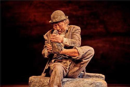 연극 '고도를 기다리며'에서 신발을 벗기 위해 애쓰고 있는 에스트라공(신구 분) [파크컴퍼니 제공. 재판매 및 DB 금지]