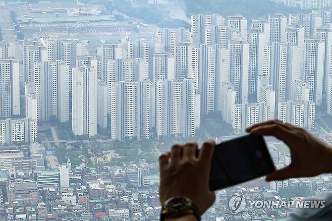 서울 아파트  (서울=연합뉴스) 서대연 기자 = 6일 서울 송파구 롯데월드타워 전망대 서울스카이에서 바라본 서울 시내 아파트 및 빌라단지의 모습. 2025.7.6 dwise@yna.co.kr