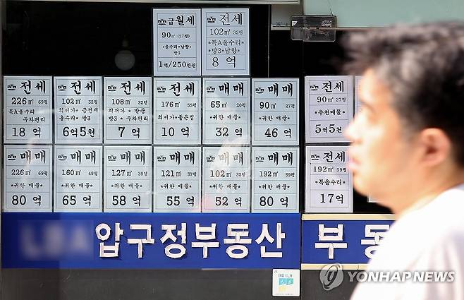 토허제 재지정 이후에 상승세 지속되는 강남 아파트 가격 (서울=연합뉴스) 김성민 기자 = 토지거래허가구역(토허제) 확대 재지정 이후 서울 강남구를 비롯한 일부 지역에서 평균 아파트 매매가 상승세가 지속되고 있다.
26일 서울 강남구 압구정로데오역 인근 부동산에 매매 관련 안내문이 부착돼 있다. 2025.5.26 ksm7976@yna.co.kr