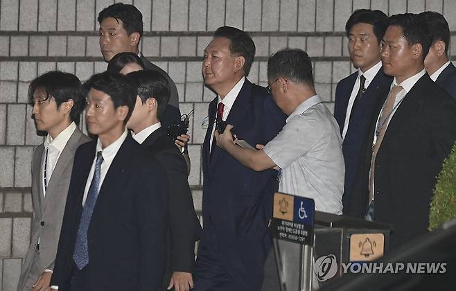 법정 나서는 윤석열 전 대통령 (서울=연합뉴스) 12·3 비상계엄과 관련해 특검의 수사를 받는 윤석열 전 대통령이 9일 서울 서초구 서울중앙지법에서 열린 구속 전 피의자 심문(영장실질심사)이 끝난 뒤 법원을 떠나고 있다. 2025.7.9 [사진공동취재단] photo@yna.co.kr