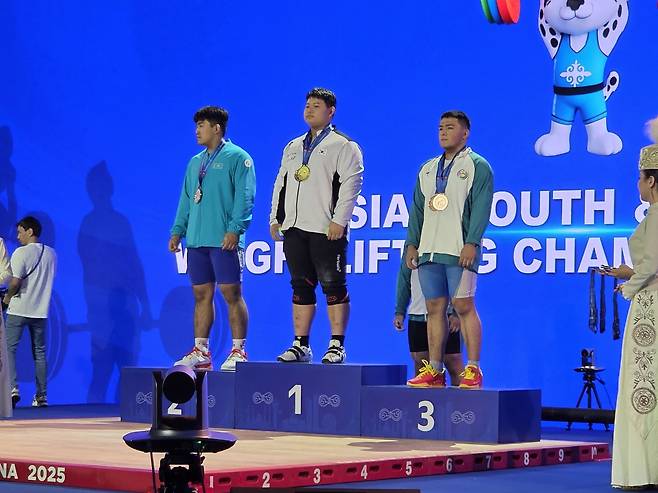 김인혁, 아시아유소년역도선수권 우승 (서울=연합뉴스) 김인혁(가운데)이 9일(현지시간) 카자흐스탄 아스타나에서 열린 2025 아시아유소년역도선수권대회 남자 최중량급 경기에서 우승한 뒤, 시상식에서 기념 촬영하고 있다. [대한역도연맹 제공. 재판매 및 DB 금지]